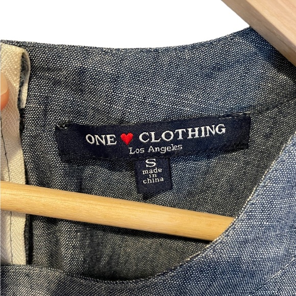 Chambray Short Sleeve Blouse with Full Back Zip Detail in Back Size Small - Picture 3 of 5